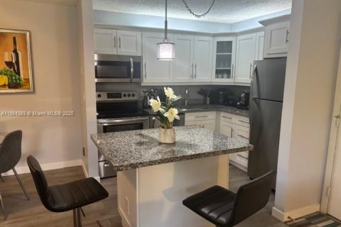Condominio en venta en Tamarac, Florida, 2 dormitorios, 76.83 m2 № 1892533 - foto 2