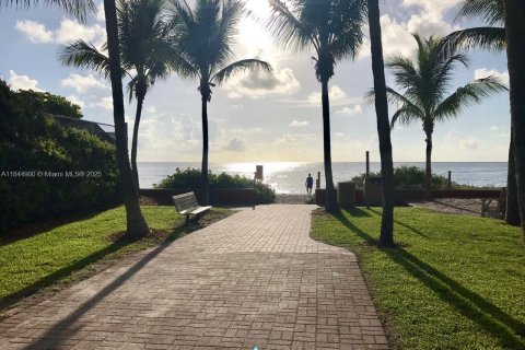 Condo in Key Biscayne, Florida, 1 bedroom  № 1840903 - photo 22
