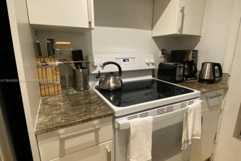Condo in Key Biscayne, Florida, 1 bedroom  № 1840903 - photo 10