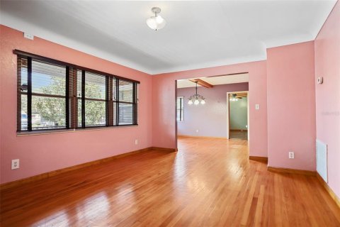 House in Saint Petersburg, Florida 3 bedrooms, 175.96 sq.m. № 1616306 - photo 8