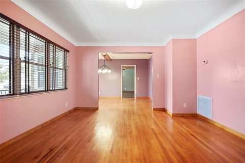 House in Saint Petersburg, Florida 3 bedrooms, 175.96 sq.m. № 1616306 - photo 7