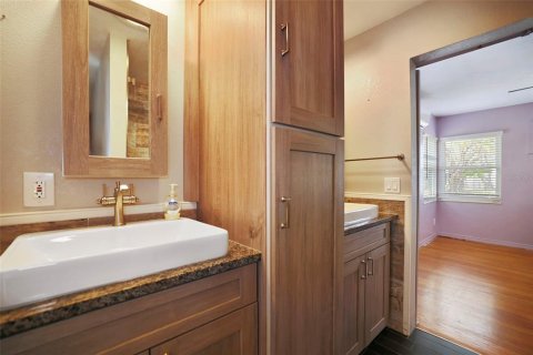 House in Saint Petersburg, Florida 3 bedrooms, 175.96 sq.m. № 1616306 - photo 13