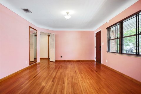 House in Saint Petersburg, Florida 3 bedrooms, 175.96 sq.m. № 1616306 - photo 6