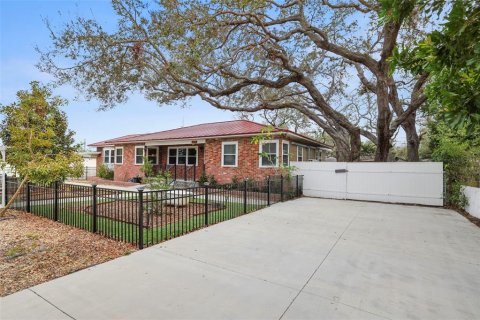 House in Saint Petersburg, Florida 3 bedrooms, 175.96 sq.m. № 1616306 - photo 3