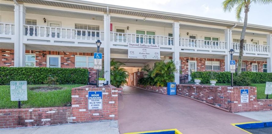 Condominio en New Port Richey, Florida, 1 dormitorio № 1901890