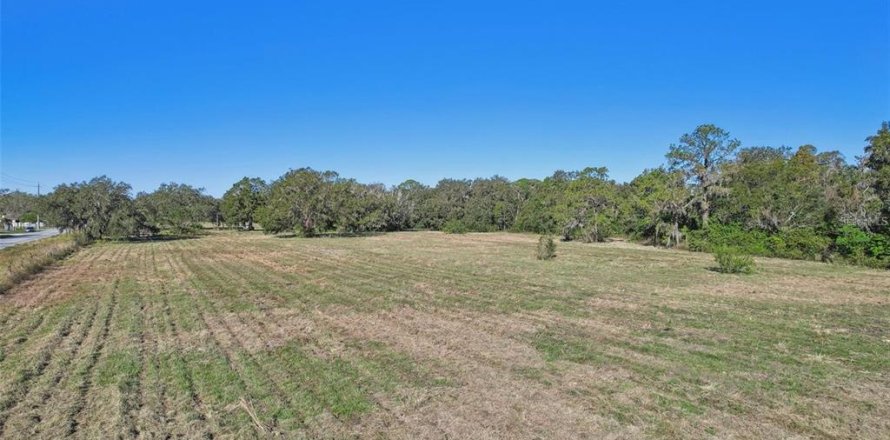 Commercial property in Lakeland, Florida № 2098633
