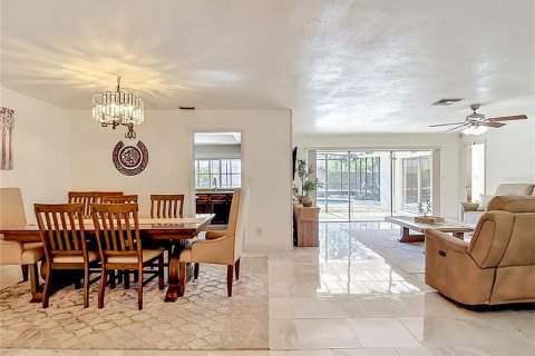 Villa ou maison à vendre à Tampa, Floride: 4 chambres, 189.24 m2 № 2203340 - photo 5