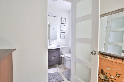 House in Sarasota, Florida 3 bedrooms, 147.71 sq.m. № 2236513 - photo 15