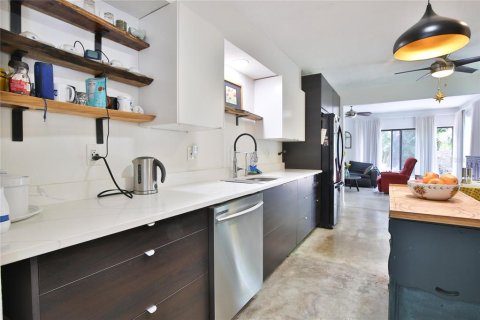House in Sarasota, Florida 3 bedrooms, 147.71 sq.m. № 2236513 - photo 8