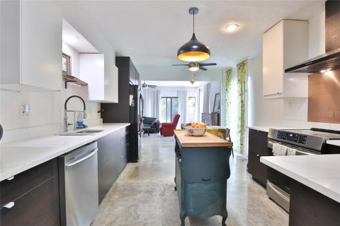 House in Sarasota, Florida 3 bedrooms, 147.71 sq.m. № 2236513 - photo 9