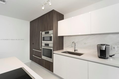 Condo in Miami, Florida, 1 bedroom  № 1859922 - photo 12
