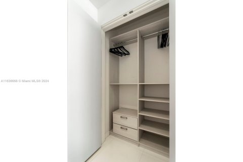 Condo in Miami, Florida, 1 bedroom  № 1859922 - photo 21