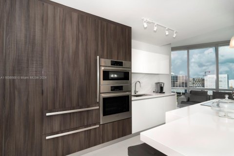 Condo in Miami, Florida, 1 bedroom  № 1859922 - photo 13