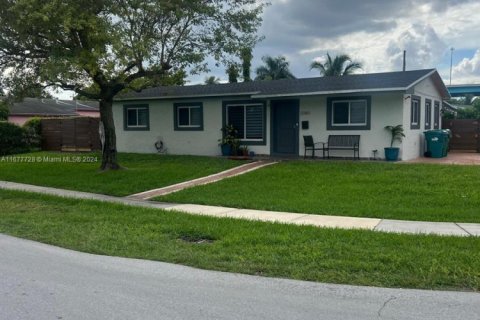 House in Miami Gardens, Florida 4 bedrooms, 164.44 sq.m. № 1868145 - photo 1