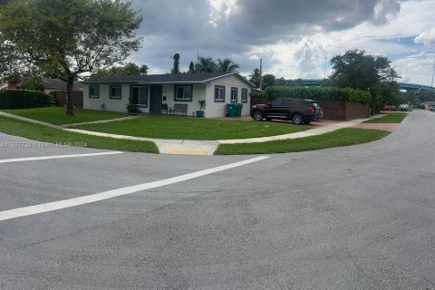 House in Miami Gardens, Florida 4 bedrooms, 164.44 sq.m. № 1868145 - photo 3