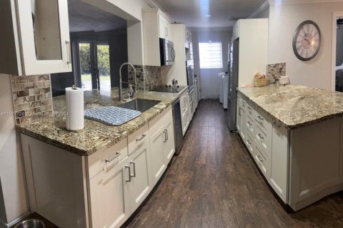 House in Miami Gardens, Florida 4 bedrooms, 164.44 sq.m. № 1868145 - photo 6