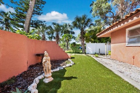 House in Longboat Key, Florida 3 bedrooms, 269.88 sq.m. № 1900882 - photo 11