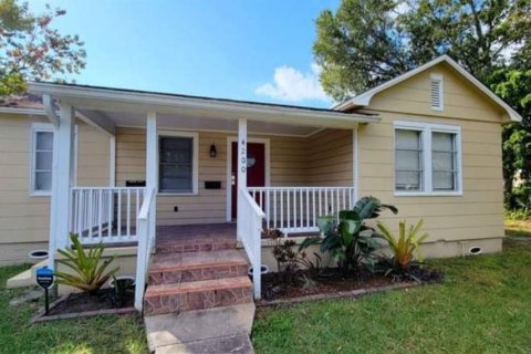 House in Saint Petersburg, Florida 2 bedrooms, 98.1 sq.m. № 2316727