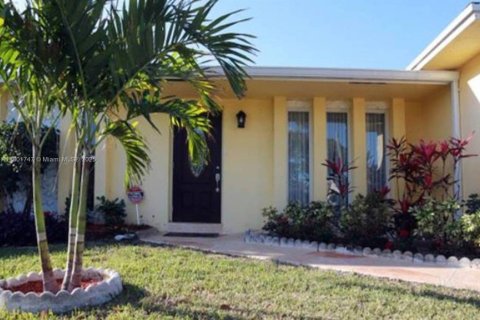House in Dania Beach, Florida 3 bedrooms, 161.65 sq.m. № 1861992 - photo 2