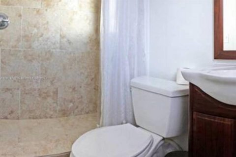 House in Dania Beach, Florida 3 bedrooms, 161.65 sq.m. № 1861992 - photo 9