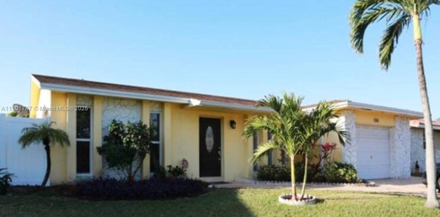 House in Dania Beach, Florida 3 bedrooms, 161.65 sq.m. № 1861992
