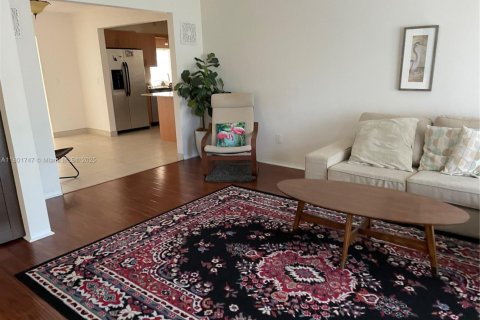 House in Dania Beach, Florida 3 bedrooms, 161.65 sq.m. № 1861992 - photo 10