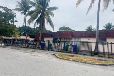 Immobilier commercial à vendre à Miami, Floride: 267.56 m2 № 2036149 - photo 2