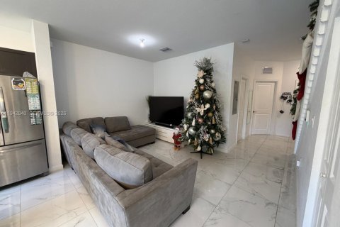 Touwnhouse à louer à Homestead, Floride: 3 chambres, 123.37 m2 № 2000173 - photo 2