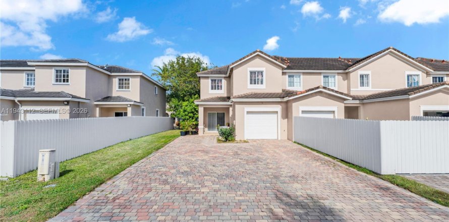 Adosado en Homestead, Florida 3 dormitorios, 171.87 m2 № 2057605