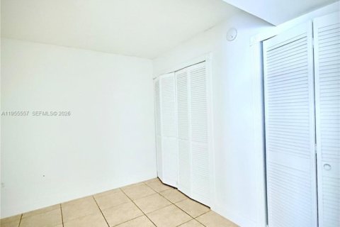 Condo in Miami, Florida, 1 bedroom  № 2010300 - photo 12