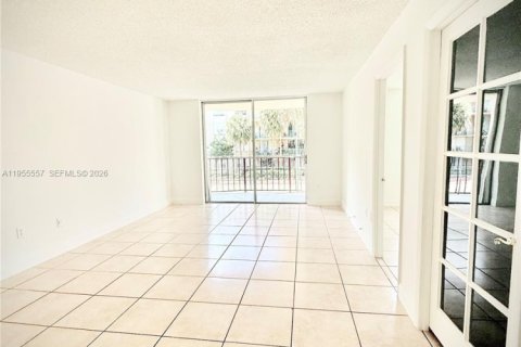 Condo in Miami, Florida, 1 bedroom  № 2010300 - photo 9