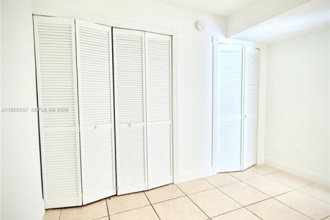 Condo in Miami, Florida, 1 bedroom  № 2010300 - photo 11