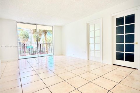 Condo in Miami, Florida, 1 bedroom  № 2010300 - photo 20