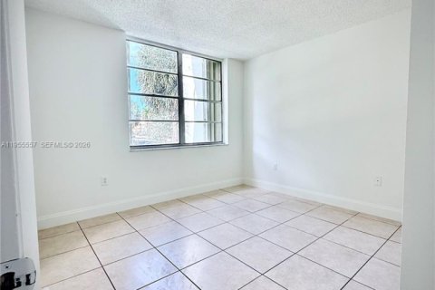 Condo in Miami, Florida, 1 bedroom  № 2010300 - photo 13