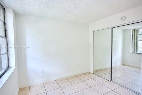 Condo in Miami, Florida, 1 bedroom  № 2010300 - photo 15
