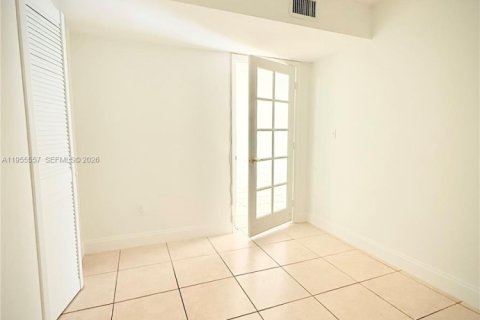 Condo in Miami, Florida, 1 bedroom  № 2010300 - photo 10