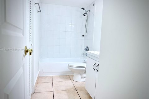 Condo in Miami, Florida, 1 bedroom  № 2010300 - photo 23