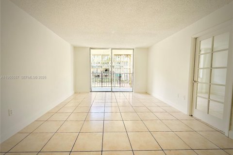 Condo in Miami, Florida, 1 bedroom  № 2010300 - photo 6