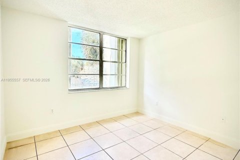 Condo in Miami, Florida, 1 bedroom  № 2010300 - photo 16