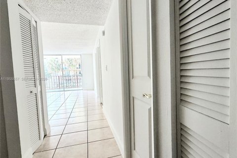 Condo in Miami, Florida, 1 bedroom  № 2010300 - photo 3