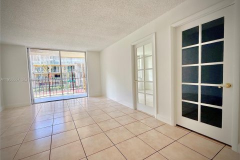 Condo in Miami, Florida, 1 bedroom  № 2010300 - photo 7
