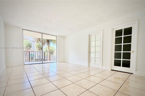 Condo in Miami, Florida, 1 bedroom  № 2010300 - photo 5