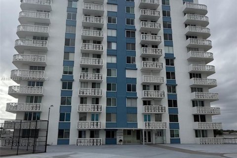 Condo in South Daytona, Florida, 2 bedrooms  № 2036503