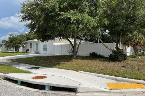 House in Saint Petersburg, Florida 3 bedrooms, 104.79 sq.m. № 1780885 - photo 2