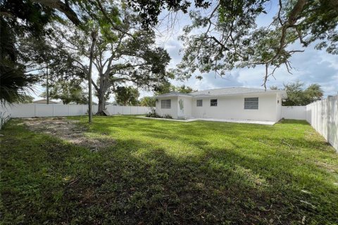 House in Saint Petersburg, Florida 3 bedrooms, 104.79 sq.m. № 1780885 - photo 6