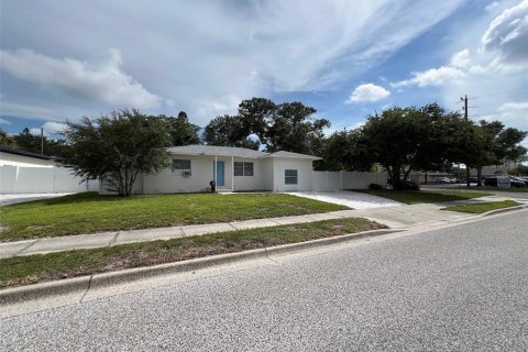 House in Saint Petersburg, Florida 3 bedrooms, 104.79 sq.m. № 1780885 - photo 1