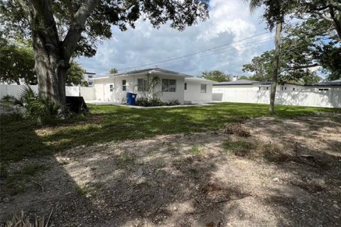 House in Saint Petersburg, Florida 3 bedrooms, 104.79 sq.m. № 1780885 - photo 5