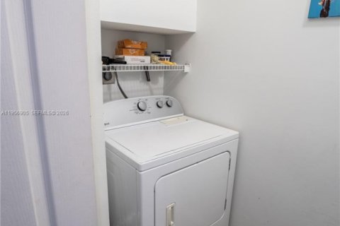 Casa en venta en Coral Springs, Florida, 4 dormitorios, 219.06 m2 № 2011184 - foto 19