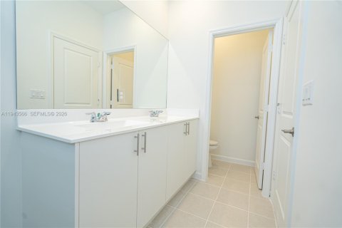 Townhouse in Homestead, Florida 3 bedrooms № 2001000 - photo 13