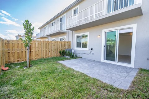 Townhouse in Homestead, Florida 3 bedrooms № 2001000 - photo 24